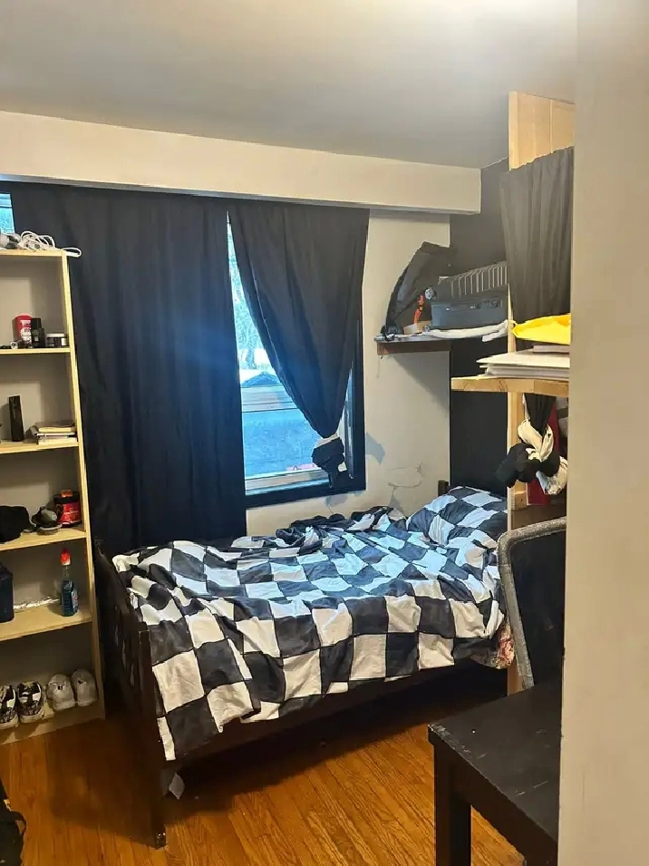 Furnished room avail in 3bdrm apt Vaughan/Oakwood