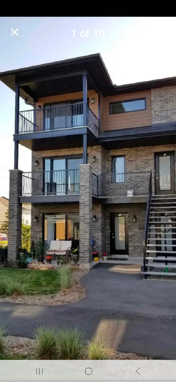 Bright 2-Bedroom Condo May 1/ Condo lumineux 2 chambres 1er mai