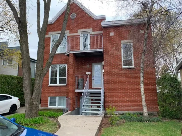 LAVAL GRAND 4 1/2 DANS TRIPLEX