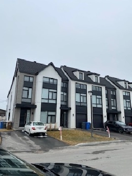 Mirabel- maison a louer - grande cour - Juillet