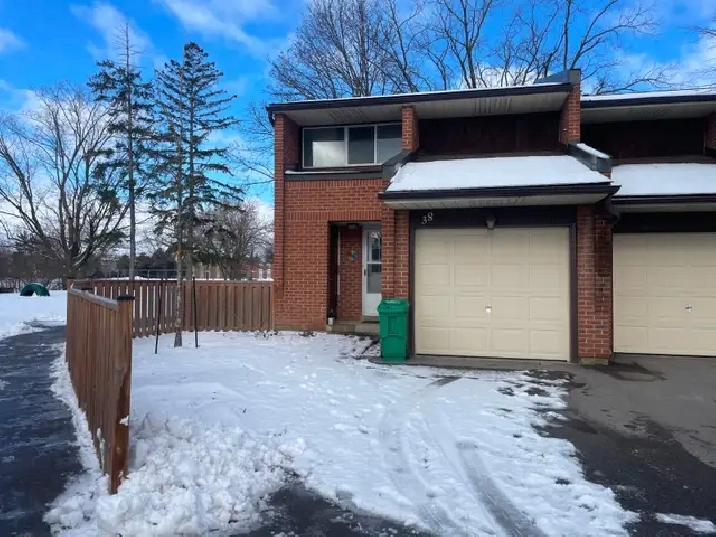 3 bd 2 washroom Corner Unit Townhouse for RENT in Mississauga!