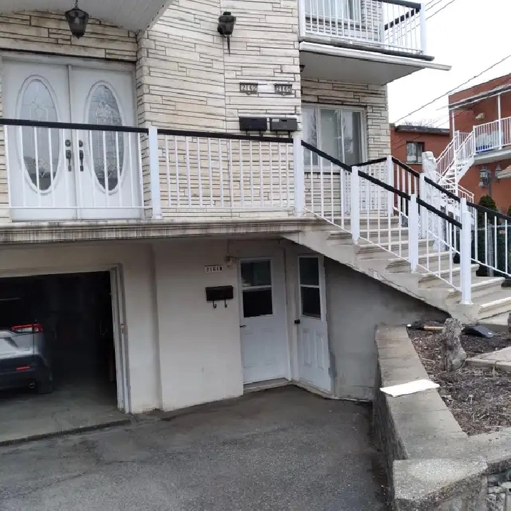 AHUNTSIC :  2 ½ Chauffé, éclairé, eau chaude, frigo poêle