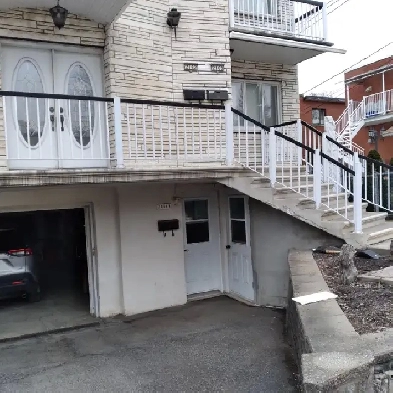 AHUNTSIC :  2 ½ Chauffé, éclairé, eau chaude, frigo poêle