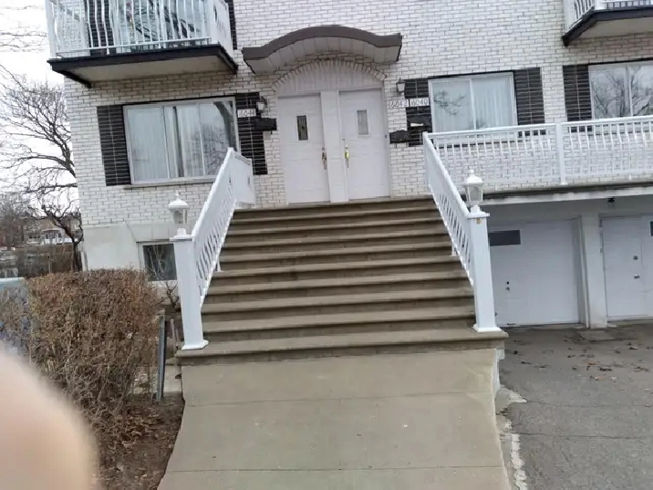 SAINT LEONARD – TRES TRES  GRAND 4 ½ HAUT TRIPLEX - PARC