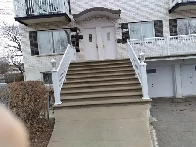 SAINT LEONARD – TRES TRES  GRAND 4 ½ HAUT TRIPLEX - PARC