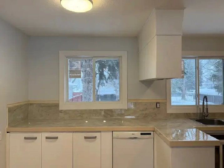 ST ALBERT UPPER FLOOR HOUSE FOR RENT