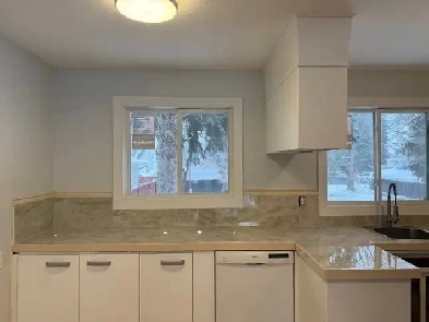 ST ALBERT UPPER FLOOR HOUSE FOR RENT