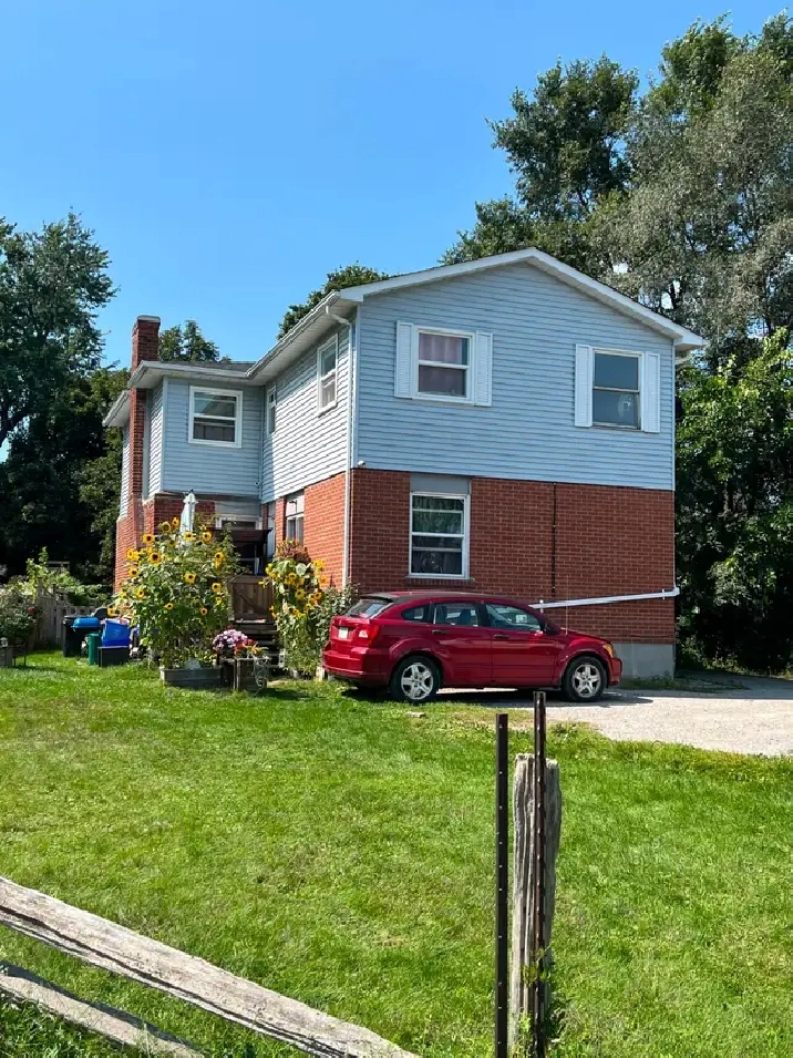 Newly Renovated Upper Unit – 3 Bedroom, 1 Bath Triplex for Rent