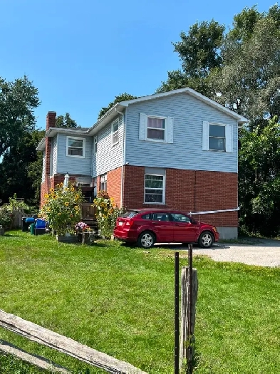 Newly Renovated Upper Unit – 3 Bedroom, 1 Bath Triplex for Rent