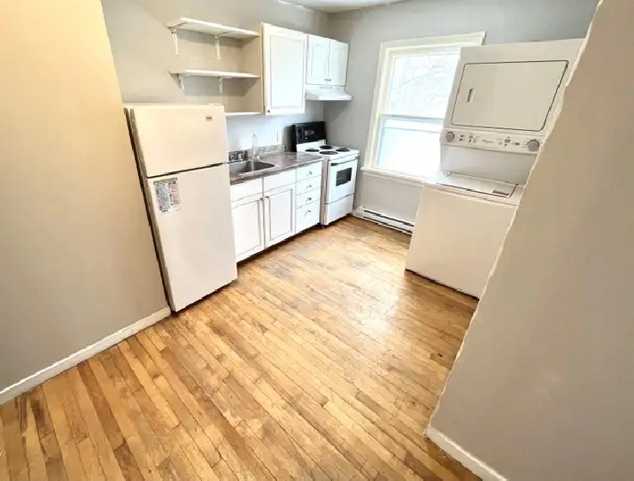 126C Empire Ave - One Bedroom Main Floor Next to Memorial Uni