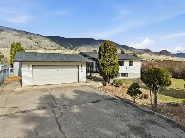 BEAUTIFUL HOME IN VALLEYVIEW WITH PANORAMIC MOUNTAIN VIEWS!