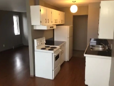 Spacious, secure! 2-bedroom apartment in Westfort, June 15th