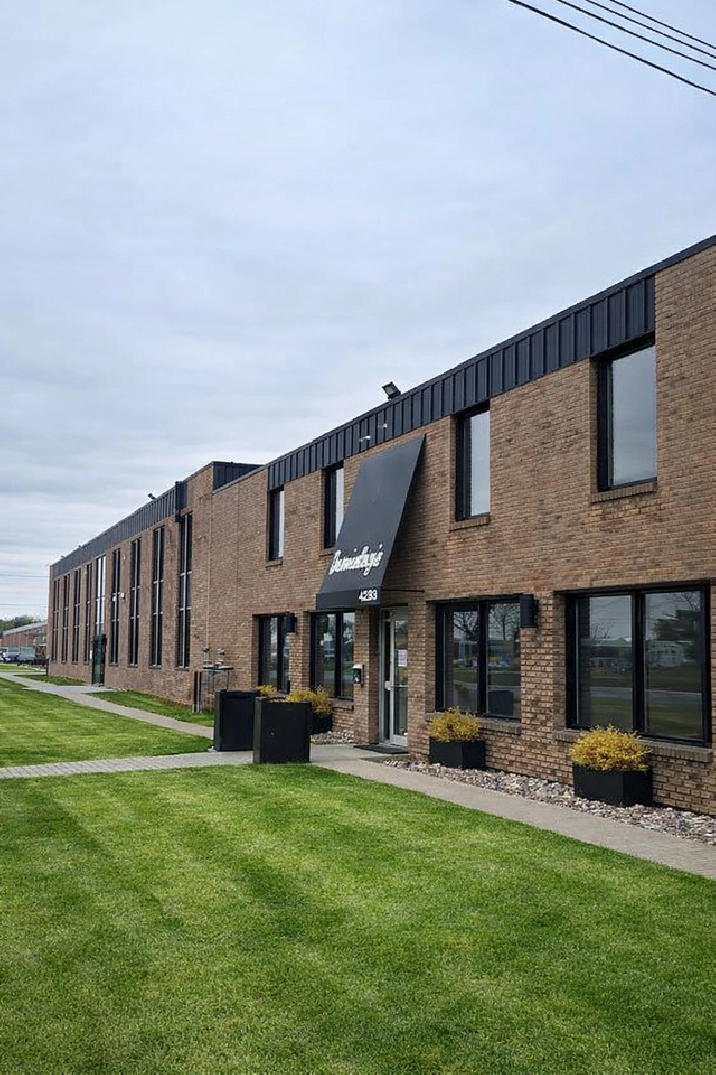 ✨ COMMERCIAL SPACE FOR RENT  Côte-Vertu, Montréal ✨