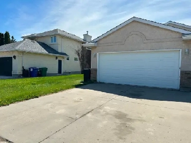 Double GARAGE  -PARKING & STORAGE - 250$/month in LAKEVIEW AREA