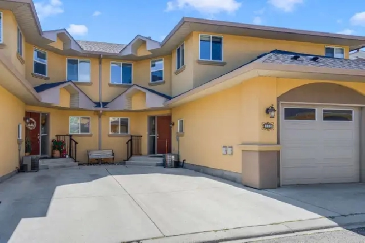 WALK TO EVERYTHIGN! 4 BED TOWNHOME IN GLENMORE! 12 218 Glen Park