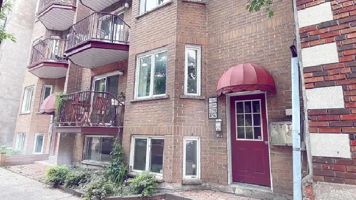 4.5 LARGE CONDO (REDUCED PRICE), CENTER OF VILLAGE