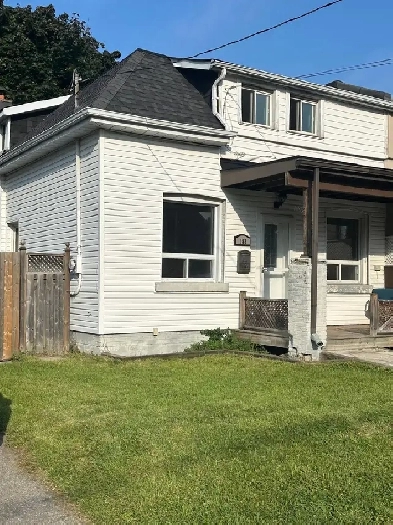 4Br-2Wr House for Rent in Highly Sought Clairlea Neighbourhood