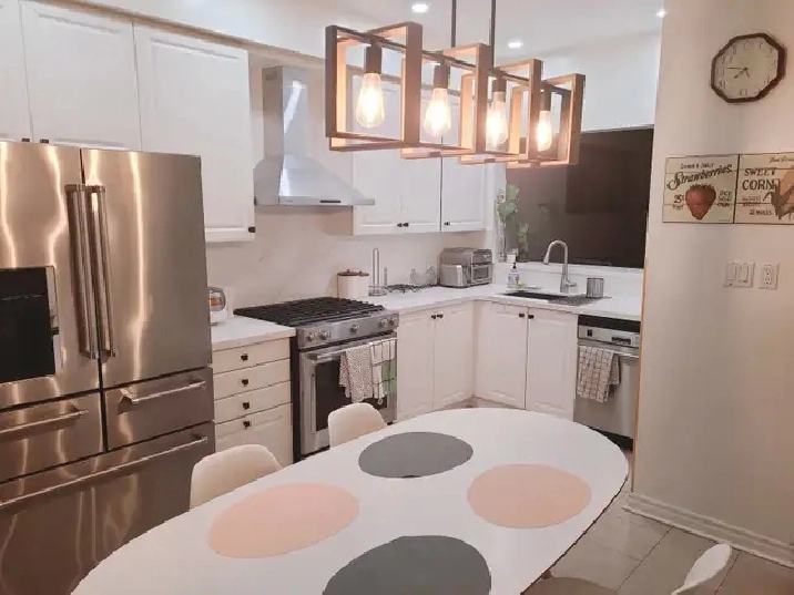 North york clean and bright Female house Master room(Furnished)