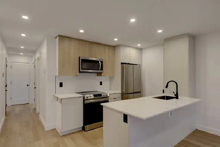 4 1/2 luxueux 2 CAC neuf dans Ahuntsic près du métro Sauvé.