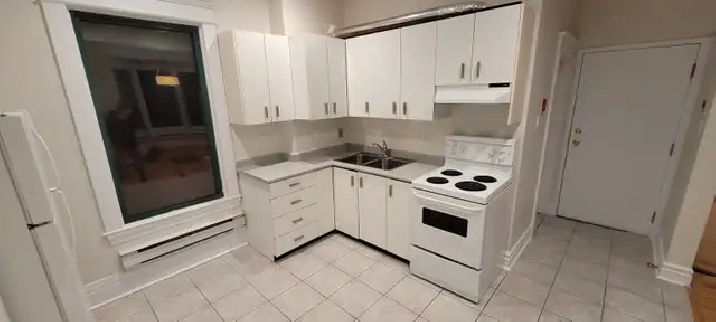 Roncesvalles Village, Large 2 Bedrm Plus,  Main Fl, Parking