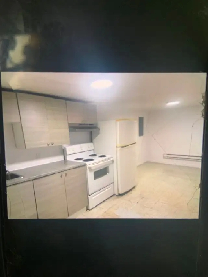 Homa: Grand 4 1/2 Avec 4 électros,internet et stationnement