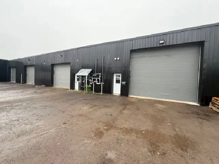 Local Industriel 6 348 pi² - Boul. Thibeau - Drive-in