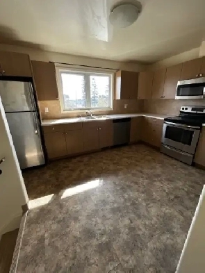 HUGE 3 Bed/2 Bath Apartment