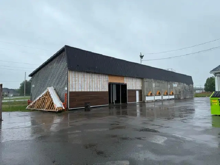 Atelier 4 500 pi² - Possibilité d'Isolation et Porte