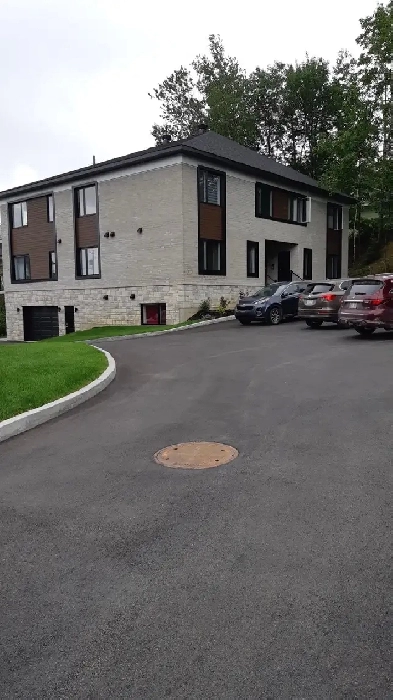 51/2 avec garage 2800 pieds carrés Sherbrooke