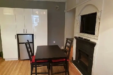 MÉTRO BERRI, grand studio meublé  1er mai (1er juin OK)