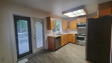 AVAIL. MAY 15, 3 BEDS/2 BATHS HOUSE WITH GARAGE, COLLEGE HEIGHTS