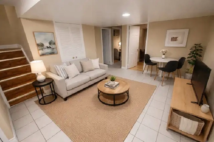 $1,599 2 Bed 1 Bath HUGE Basement Apartment (Big Living Room)