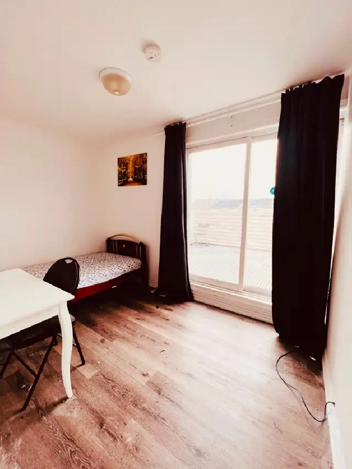 Rooms For Rent York University- Private balcony-Move in May 1st