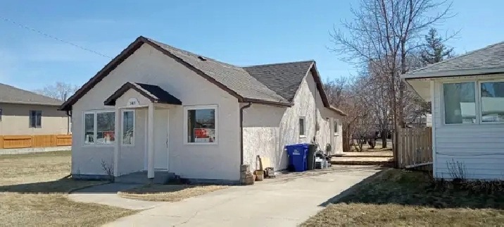 House for sale in Claresholm