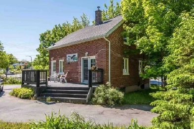 22-009 Nicely renovated Dartmouth home. Heat pump!