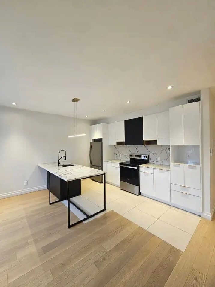 For Rent 5 1/5 Luxurious Apartment Across Snowdon Metro Station