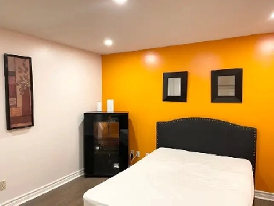 Furnished ROOM FOR RENT  Square One Mississauga  (Fem