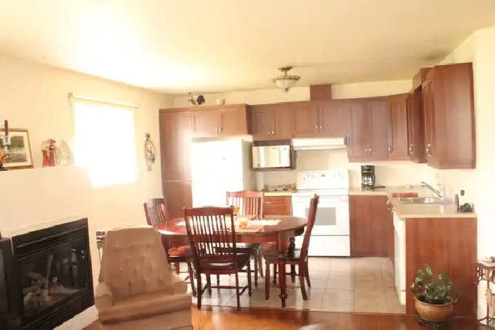 Rue Louis Thisdel BEAU GRAND 4 1/2 STYLE CONDO Disponible 1 Juin