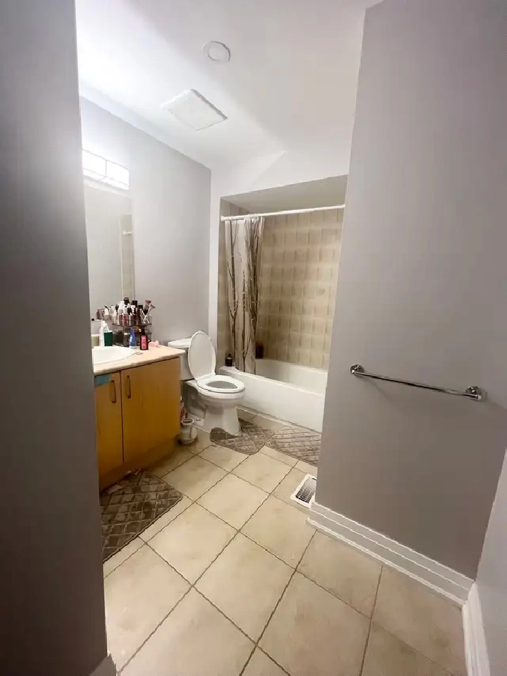 Bedroom   bathroom for Rent in Oshawa ( female only)