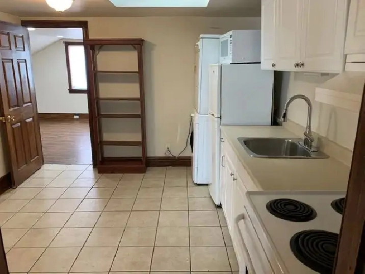 Cozy Upper 2 Bedroom Apartment!