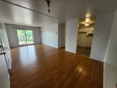 4 1/2 à La Prairie Rive Sud de Montréal pour Mai, Juin, Juillet