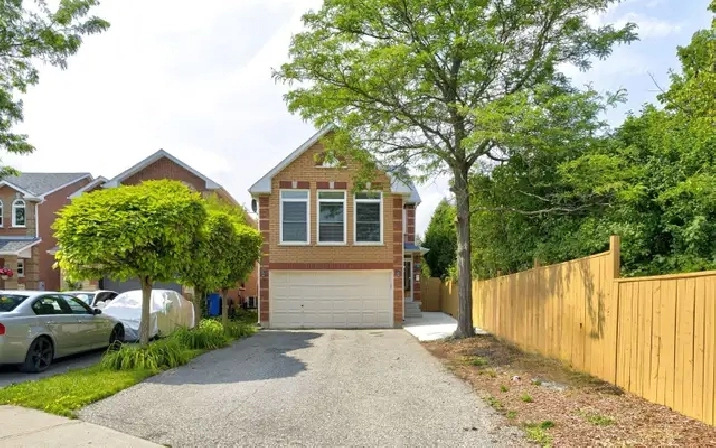 Corner Lot East-facing 4 Bed | 4 Bath-Queen & Chinguacousy