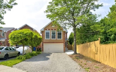 Corner Lot East-facing 4 Bed | 4 Bath-Queen & Chinguacousy