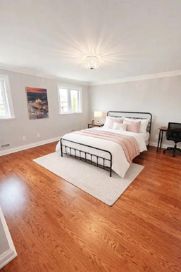 Spacious room near subway and Yorkdale for rent (Female Only)