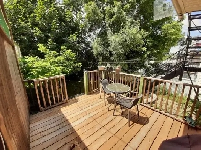 4 1/2  Renov. in duplex, parking, backyard, pet friendly, metro.