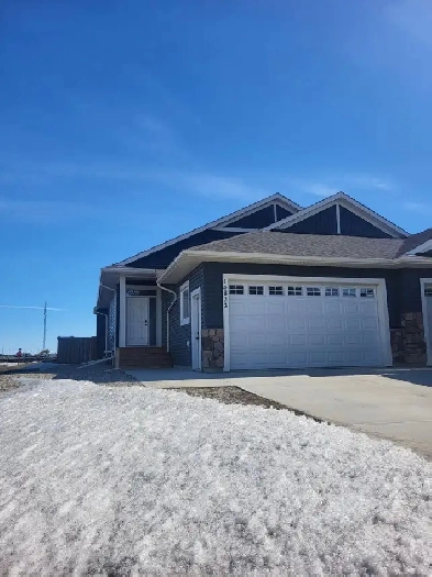 #8731- 4Bed/ 3Bath Duplex in Whispering Ridge! Avail Now. $2700