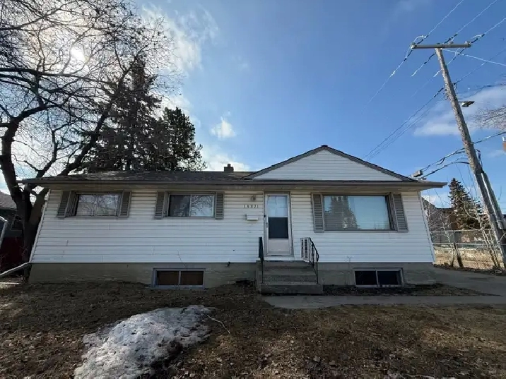 Main Level in Jasper Place with Great Incentive and Pet Friendly