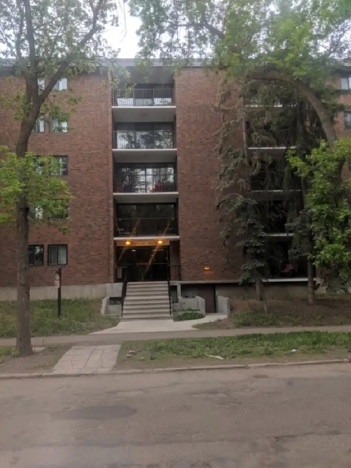 Condo in Modern Bachelor Suite Near U of A – Underground Parking
