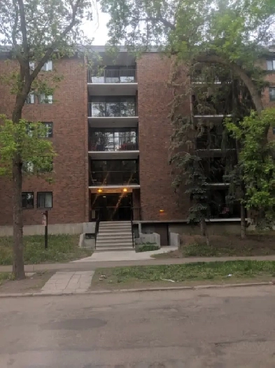 Condo in Modern Bachelor Suite Near U of A – Underground Parking
