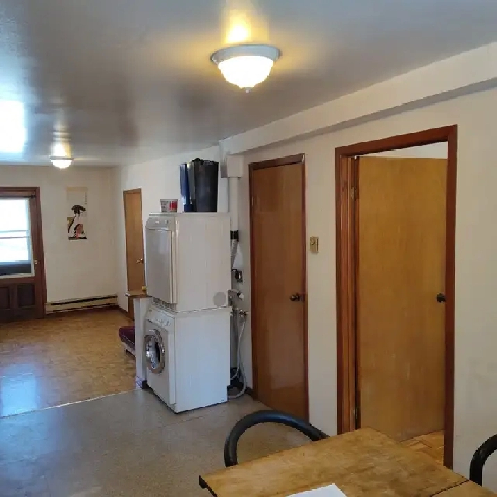 Mile End/Plateau 3.5 sublet long term $1300 laundry and balcony